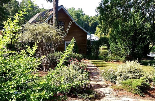 Tifton Cabin | Delightful Vacation Cabin for Unique Getaway near Macon, Georgia