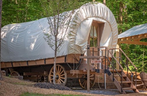Benton House | Delightful Wagon with Incredible Hiking Trails and Activities in Tennessee