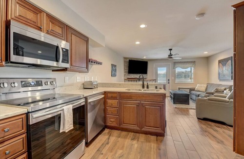 Lake Delton Condo | Dells Lakefront Escape - Couples or Families