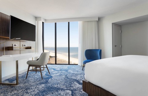 Northeast Virginia Beach Hotel | Delta Hotels by Marriott Virginia Beach Waterfront Suites