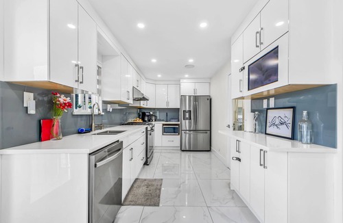 Delta House | Delta Modern 3BR Home · Minutes to Vancouver & YVR