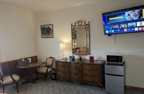 Isleton Hotel | Delta Queen Lodge Bar Restaurant