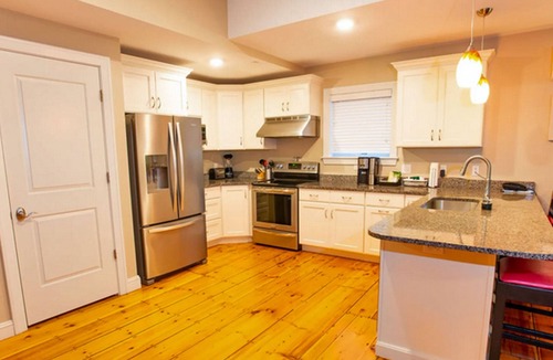 Kennebunk Resort | Deluxe 2 Bed/Bath condo in the heart of Americana historic Main St. 84 Main