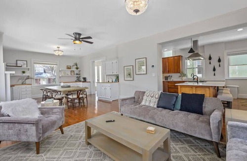 Mount Auburn House | Deluxe 6-Bedroom 3-Min to Downtown | 2-car Driveway