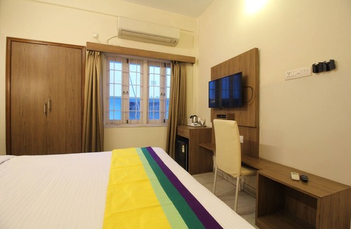 Salt Lake Bed & Breakfast | Deluxe AC Room at Anamitra Guest House #4