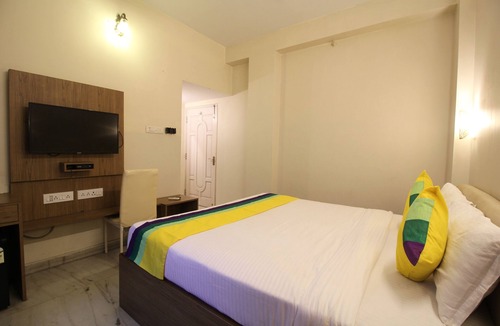 Salt Lake Bed & Breakfast | Deluxe AC Room at Anamitra Guest House #6