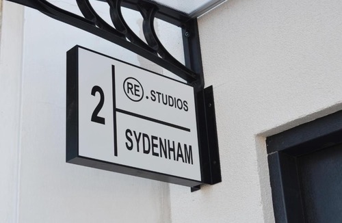 Sydenham Apartment | Deluxe and Modern Studio Apartment in Sydenham