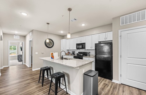 Melbourne Condo | Deluxe and Spacious Condo w/Pool, Gym and Laundry