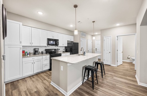 Melbourne Condo | Deluxe and Spacious Condo w/Pool, Gym and Laundry