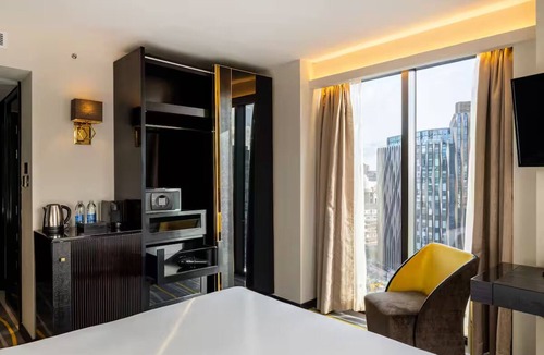 Portsoken Hotel | Deluxe, Botolph King at Hotel Saints—Views of St. Botolph's Church