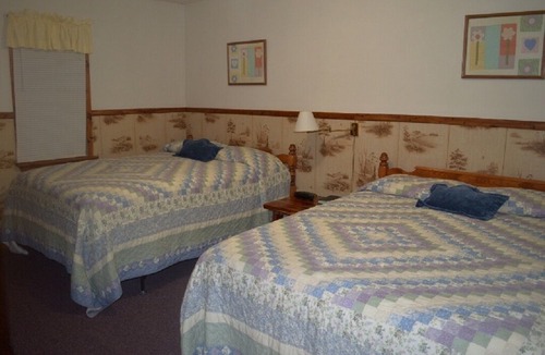 Eckerty Cabin | deluxe cabin 10 with jacuzzi on Patoka Lake in Southern Indiana