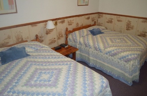 Eckerty Cabin | deluxe cabin 10 with jacuzzi on Patoka Lake in Southern Indiana