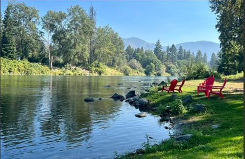 Fruitdale Apartment | Deluxe Cabin 5 - Rogue River Resort