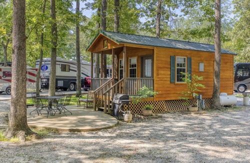 Manchester Cabin | Deluxe Cabin - Jetted Tub - Cabin Mini lodge near fishing pond and nature trail.