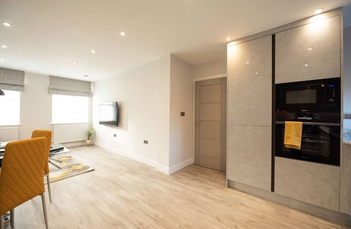 Reading Apartment | Deluxe Central Apartment with Gated Parking
