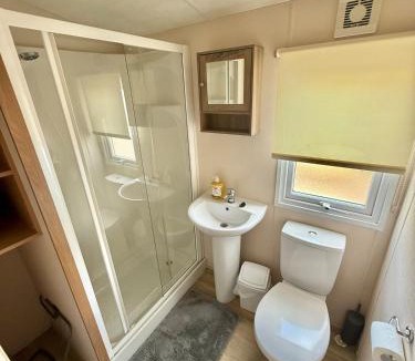 Glasgow Apartment | Deluxe Delta 4-Bedroom Caravan Located at Maryville Caravan Site Uddingston, Glasgow