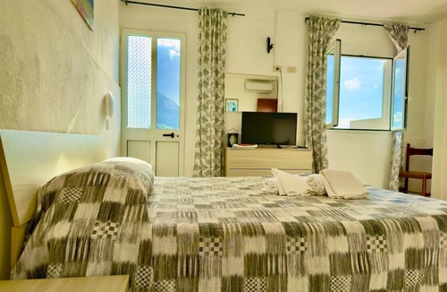 Casamicciola Terme Hostel | Deluxe Double Room with sea view