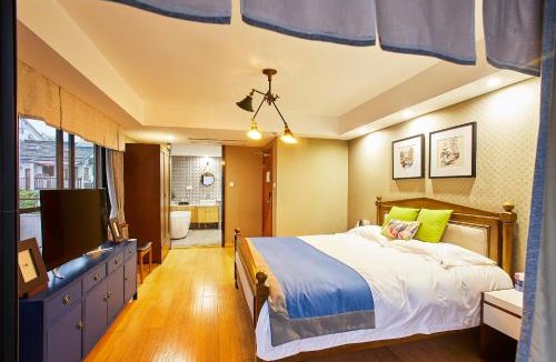 Xihu Qu House | Deluxe Double Balcony King Room Bathtub