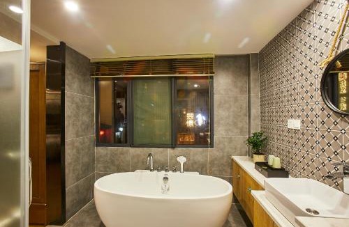 Xihu Qu House | Deluxe Double Balcony King Room Bathtub