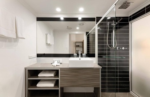 Spring Hill Hotel | Deluxe Double Bed w balcony in Brisbane with WiFi