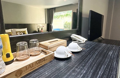 Chaweng City Center House | Deluxe Double bed, windows, shower, air con With Breakfast included
