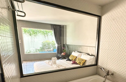 Chaweng City Center House | Deluxe Double bed, windows, shower, air con With Breakfast included