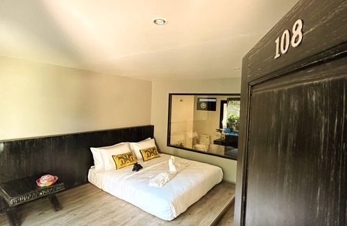 Chaweng City Center House | Deluxe Double bed, windows, shower, air con With Breakfast included