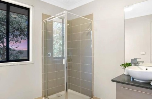 Point Cook House | Deluxe Double Room with private shower