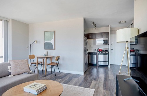 Edgewater Beach Apartment | Deluxe Edgewater 1BR w/Gym, Deck & Lounge, nr L, by Blueground