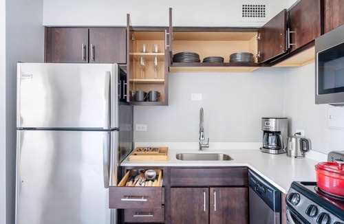 Edgewater Beach Apartment | Deluxe Edgewater 1BR w/Gym, Deck & Lounge, nr L, by Blueground