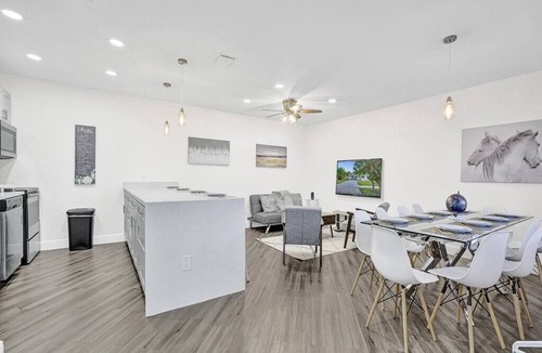 Central Fort Lauderdale House | Deluxe Haven: Modern Elegance & Comfort, Beach