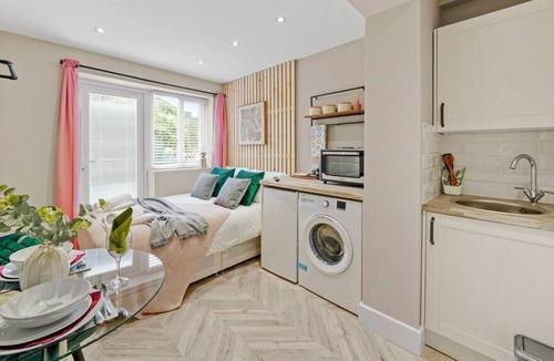 Heathrow Villages Apartment | Deluxe Heathrow Studio - Parking- Flat 2