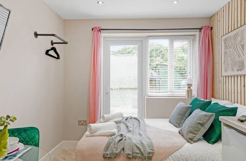 Heathrow Villages Apartment | Deluxe Heathrow Studio - Parking- Flat 2