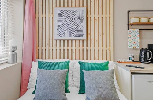 Heathrow Villages Apartment | Deluxe Heathrow Studio - Parking- Flat 2
