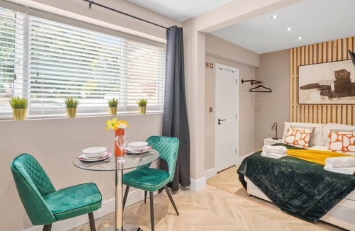 Heathrow Villages Apartment | Deluxe Heathrow Studio, Flat 1