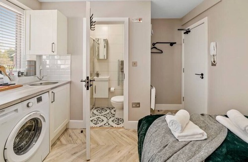 Heathrow Villages Apartment | Deluxe Heathrow Studio (Flat 6)