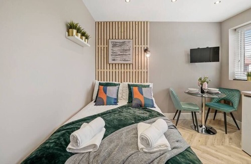 Heathrow Villages Apartment | Deluxe Heathrow Studio (Flat 6)