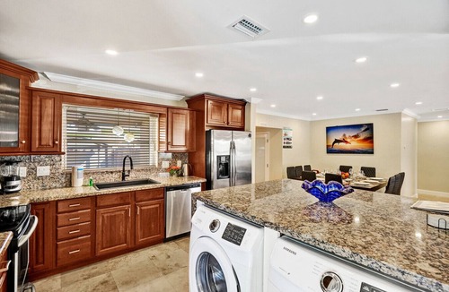 Dania Beach House | Deluxe Home Heated Pool & Jetted Tub near Beach & Casino
