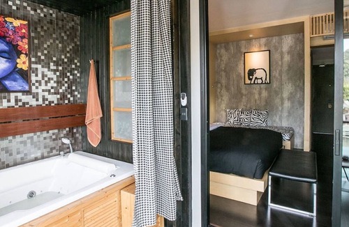 Lamai City Center Resort | DELUXE JACUZZI SUITE 8