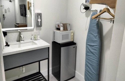 Barstow Apartment | Deluxe King Bed Non-Smoking - NK1