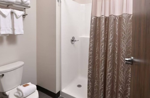 Broken Arrow Hotel | Deluxe King Suite in Stoney Creek Broken Arrow! Free On-site Parking