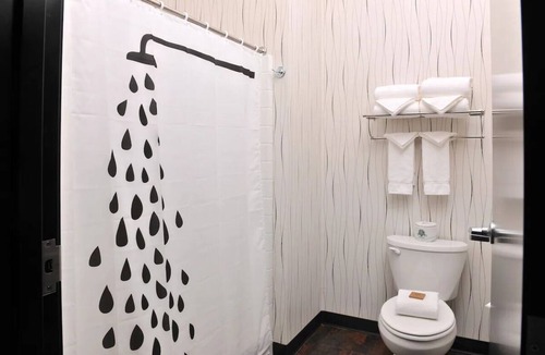Independence Hotel | Deluxe King Suite In Stoney Creek Kansas City, Hot indoor/outdoor pool