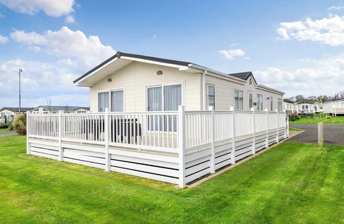 Helston Ski Chalet | Deluxe Lodge with parking & decking