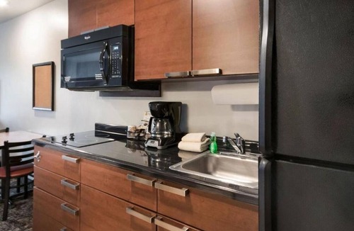 Bozeman Hotel | Deluxe Mountain View Room for Relaxation and Adventure | Kitchen | Free Parking