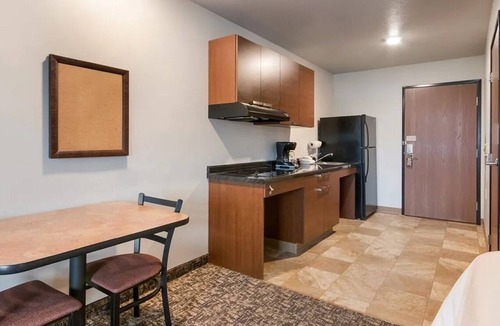 Bozeman Hotel | Deluxe Mountain View Room for Relaxation and Adventure | Kitchen | Free Parking