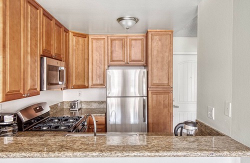 NoHo Arts District Apartment | Deluxe North Hollywood 1BR w/Gym, Pool, walk to shops, by Blueground