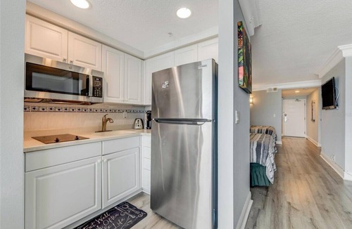Ortona Park Condo | Deluxe Oceanfront 1 bedroom w/kitchen, sleeps 6, private balcony, pool, hot tub