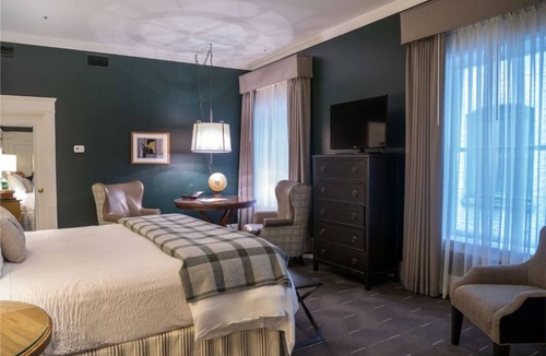 Downtown Portland Apartment | Deluxe Queen Room Near Boutiques and Art Galleries