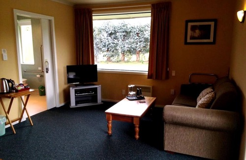 Lake Roxburgh Village Cabin | Deluxe River Retreat for Two by Lake Roxburgh, Central Otago
