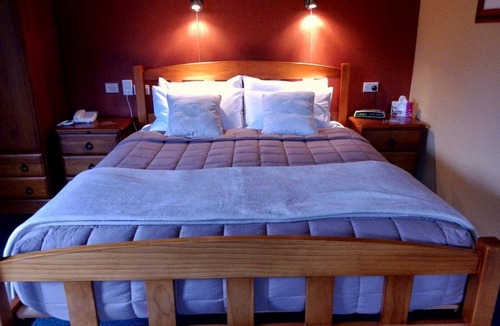 Lake Roxburgh Village Cabin | Deluxe River Retreat for Two by Lake Roxburgh, Central Otago